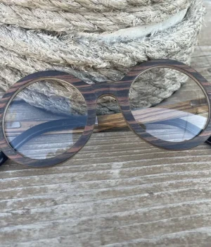 Modèle pour femme Océania en bois clair, présenté avec un étui en liège et un chiffon en microfibre.