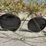 Lunettes en bois Billy avec monture ronde en Palissandre et verres polarisés.