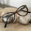 Lunettes en bois La Bicolore XP154XP pour femme sur fond blanc, mettant en avant la monture papillon en ébène et érable.