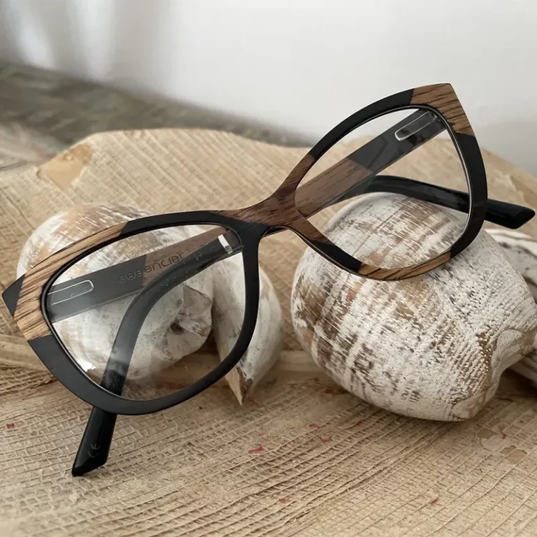 Lunettes en bois La Bicolore XP154XP pour femme sur fond blanc, mettant en avant la monture papillon en ébène et érable.