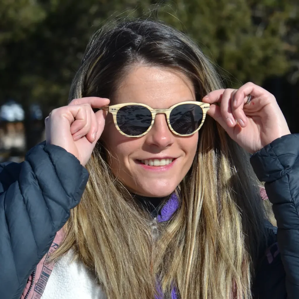 Paire de lunettes de soleil Yoko en bois écologique, alliant légèreté et design épuré, dotées de verres polarisés offrant une excellente protection contre les UV.