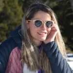 Lunettes de soleil Yoko en bois naturel, avec monture élégante et intemporelle, verres polarisés UV400 assurant une protection solaire optimale et un style chic.