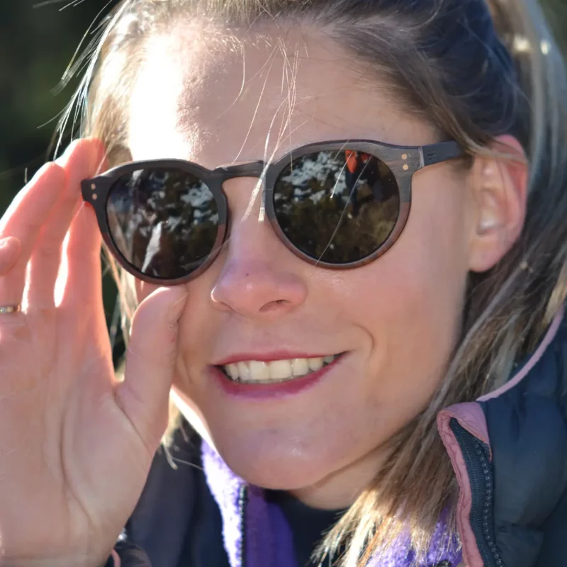 Lunettes de soleil Rolling en bois naturel, avec monture légère et durable, verres polarisés UV400 offrant une excellente protection solaire et un style tendance.