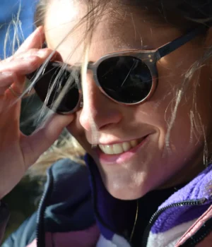 Monture artisanale en bois pour lunettes de soleil Rolling, avec verres polarisés UV400, offrant un design moderne, durable et respectueux de l’environnement.