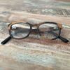 Gros plan sur les branches en acétate bio et le design artisanal des lunettes en bois 