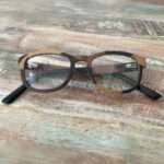 Gros plan sur les branches en acétate bio et le design artisanal des lunettes en bois "La Bicolore 154XP". Confort et durabilité garantis.