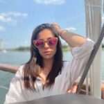 Lunettes de soleil en bois modèle Parker Pinck pour femme, monture papillon écologique, légères et élégantes, avec verres orangés polarisés UV400 pour une protection solaire optimale.