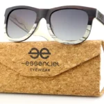 Lunettes ATLANTIC en bois carrées posées sur une table en bois avec des verres polarisés.