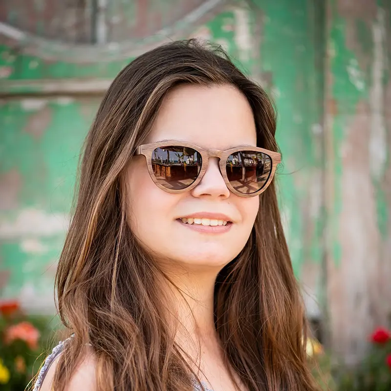 Lunettes solaire élégantes BRIAN, forme Pantos adaptées aux visages en cœur et style classique intemporel.