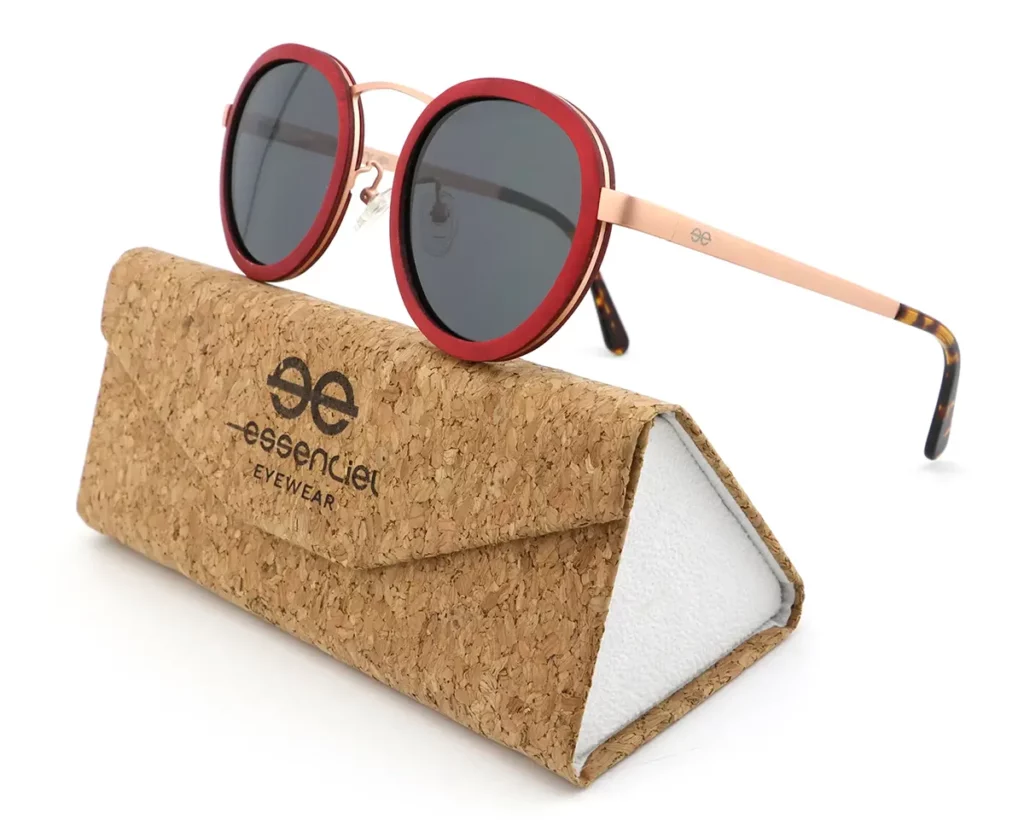 Étui en liège naturel accompagnant les lunettes STONES RED, conçu pour protéger contre les rayures et les chocs.