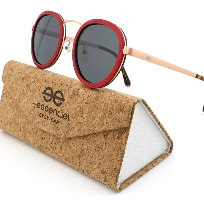 Étui en liège naturel accompagnant les lunettes STONES RED, conçu pour protéger contre les rayures et les chocs.