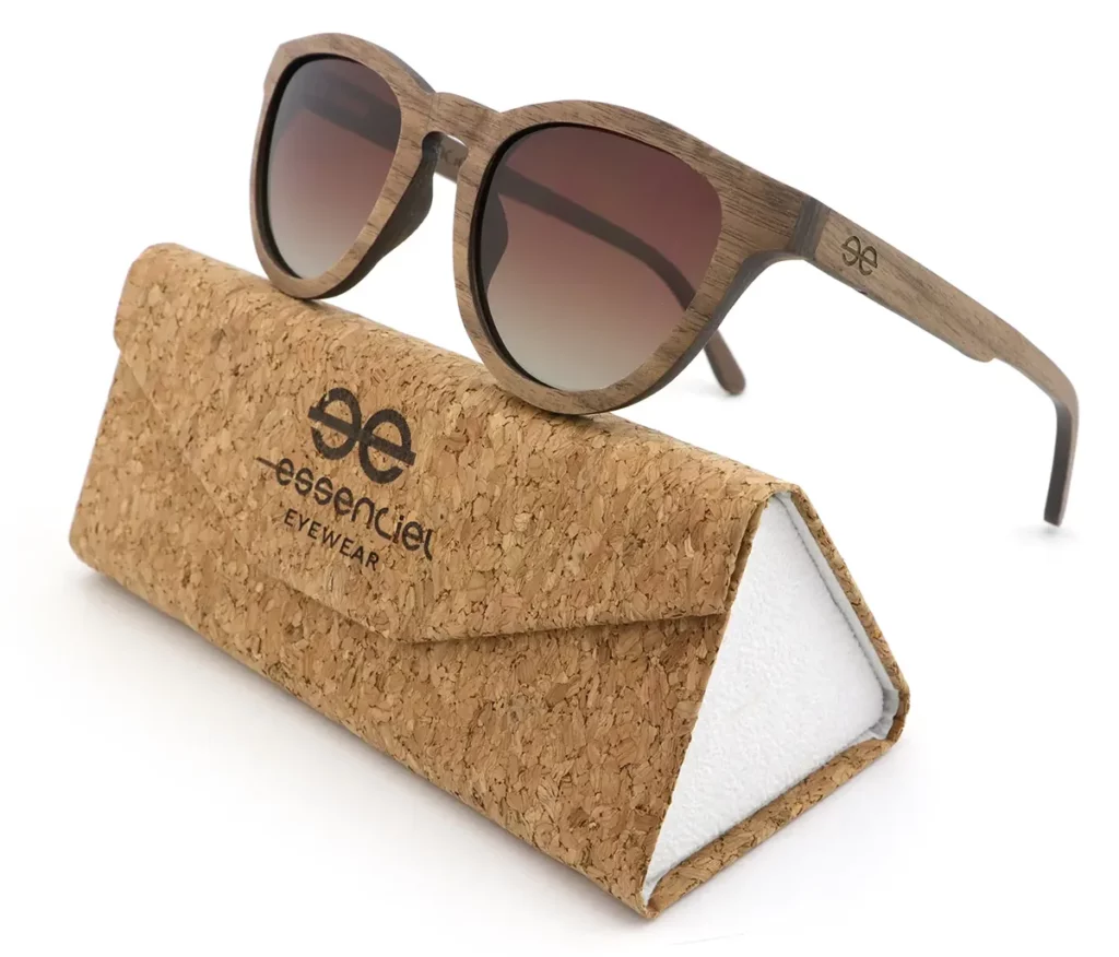 Accessoire mode éco-responsable : Lunettes en bois BRIAN avec charnières à ressort et création artisanale.