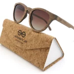 Accessoire mode éco-responsable : Lunettes en bois BRIAN avec charnières à ressort et création artisanale.
