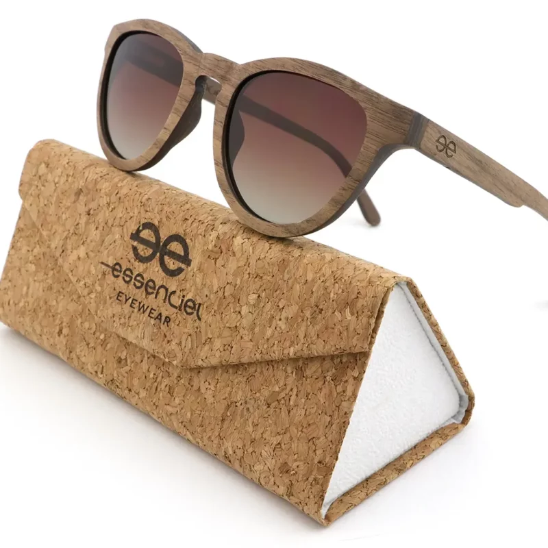 Accessoire mode éco-responsable : Lunettes en bois BRIAN avec charnières à ressort et création artisanale.