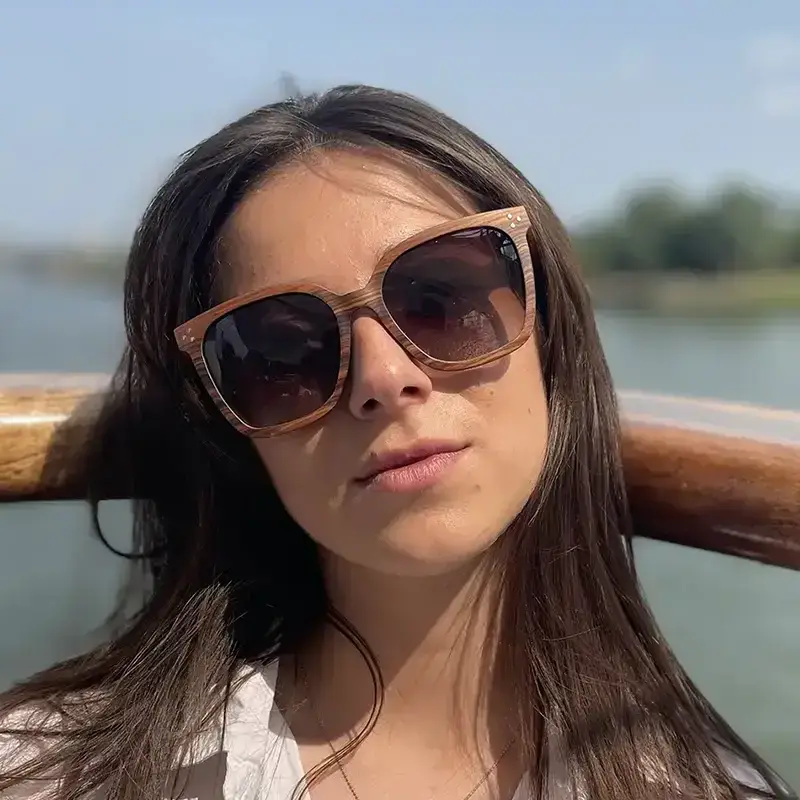 Lunettes en bois papillon Grace : Lunettes solaires féminines en bois de palissandre avec verres polarisés pour une protection UV optimale.