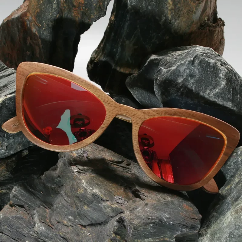 Lunettes en bois Parker PINCK pour femmes avec protection UV 400 et verres polarisés.
