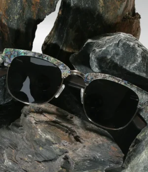 Vue rapprochée des détails de la monture Clubmaster en bois de noyer et nacre naturelle des lunettes Classic 211 AE.