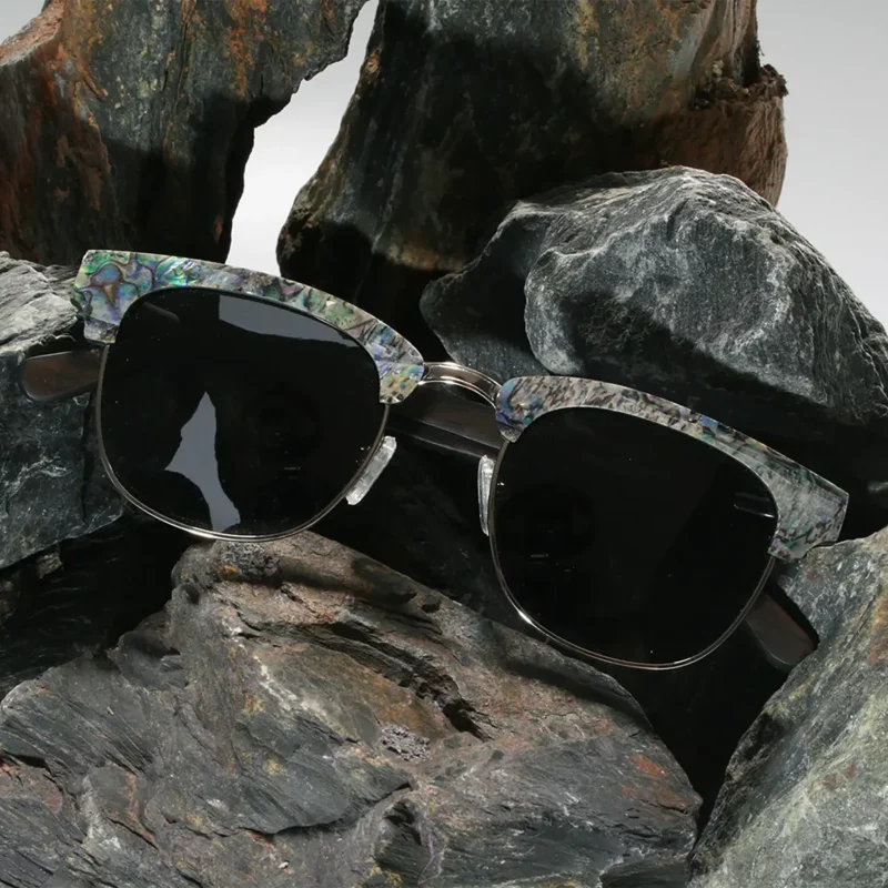 Vue rapprochée des détails de la monture Clubmaster en bois de noyer et nacre naturelle des lunettes Classic 211 AE.