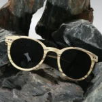Lunettes solaire femme en bois White Ice avec étui en liège - Design éco-responsable et protection UVA400.