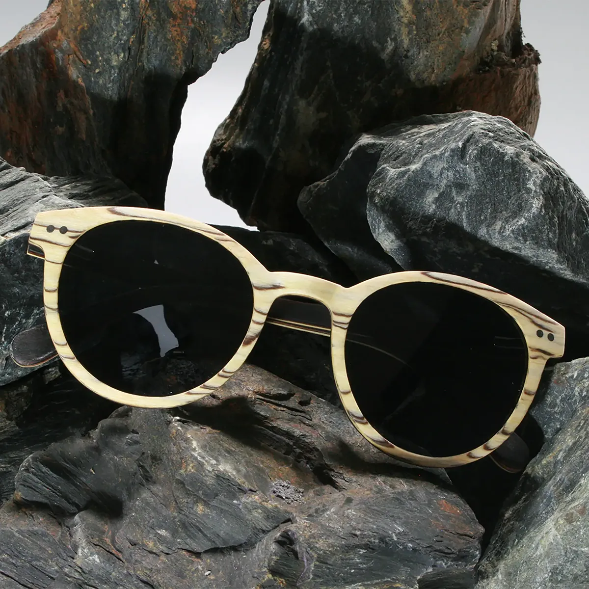 Lunettes solaire femme en bois White Ice avec étui en liège - Design éco-responsable et protection UVA400.