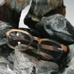 Gros plan des branches en acétate bio des lunettes en bois LA BICOLORE 150XP, offrant confort et durabilité.