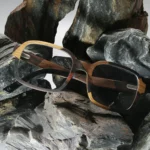 Lunettes rectangulaires mixtes en bois La Bicolore 149XP fabriquées en ébène et érable sur fond marbre