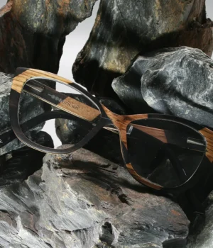 Lunettes "La bicolore XP154XP" en bois avec monture papillon, conçues pour femmes avec design français, posées sur du marbre noir