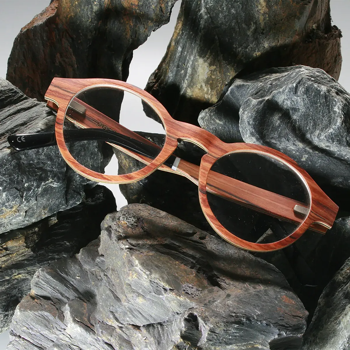 Gros plan sur les montures légères et branches en acétate bio des lunettes Anthares, parfaites pour un style intemporel.