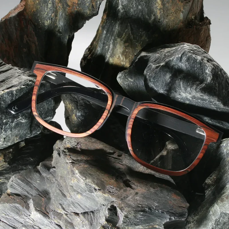 Monture optique Kalyspos – bois de palissandre et d’ébène avec finition bio et branche flexible.