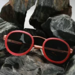 Image des verres polarisés de catégorie 3 des STONES RED, capturant leur capacité à réduire les reflets.