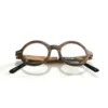 Lunettes optiques en bois OCEANIA pour femme posées sur une table, mettant en valeur leur design classique et éco-responsable.