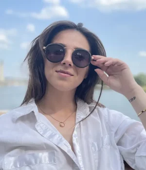 Femme portant les lunettes solaires PRESTON au style rétro, illustrant un look tendance et éco-responsable.