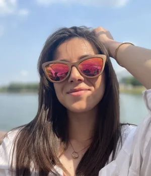 Monture artisanale en bois de noyer des lunettes Parker PINCK, idéale pour les visages ovales et triangulaires.