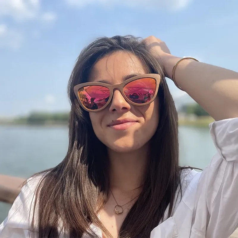 Monture artisanale en bois de noyer des lunettes Parker PINCK, idéale pour les visages ovales et triangulaires.