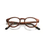 Lunettes PAUL OPTIC 3 en bois de noyer présentées avec élégance, accompagnées d'un étui en liège.