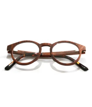 Lunettes PAUL OPTIC 3 en bois de noyer présentées avec élégance, accompagnées d'un étui en liège.