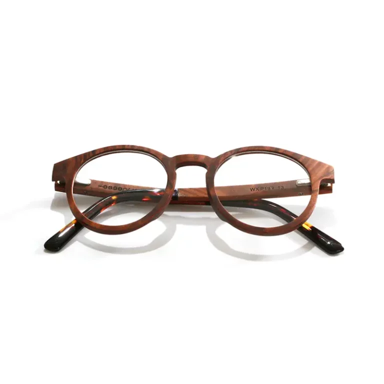 Lunettes PAUL OPTIC 3 en bois de noyer présentées avec élégance, accompagnées d'un étui en liège.