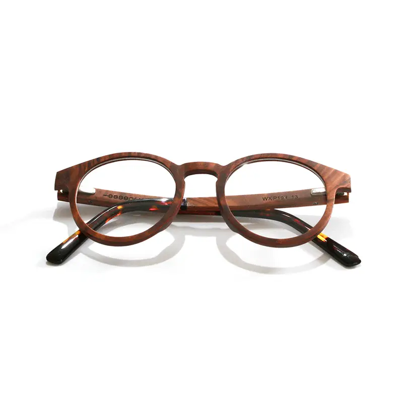 Lunettes PAUL OPTIC 3 en bois de noyer présentées avec élégance, accompagnées d'un étui en liège.