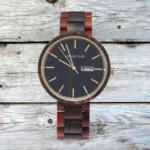 Coffret en bois naturel contenant la montre Sailler