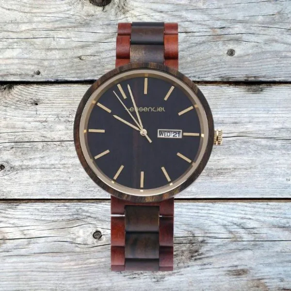 Coffret en bois naturel contenant la montre Sailler