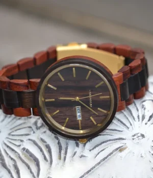 La montre Sailler en bois d'ébène portée au poignet