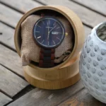 Gros plan sur le cadran de la montre Sailler en ébène