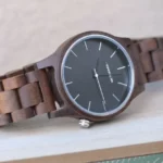 Gros plan sur le bracelet ajustable en bois de noyer de la montre Manhattan.