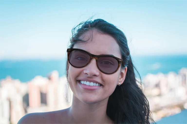 lunettes de soleil été en bois brigitte