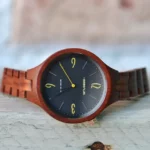 Montre femme en bois de palissandre Aretha avec bracelet réglable et cadran épuré sur fond clair