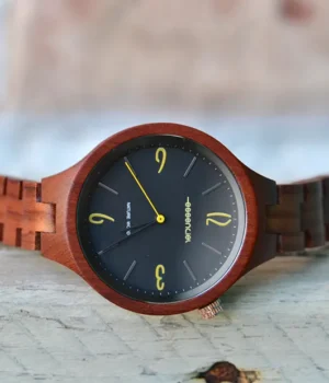 Montre femme en bois de palissandre Aretha avec bracelet réglable et cadran épuré sur fond clair