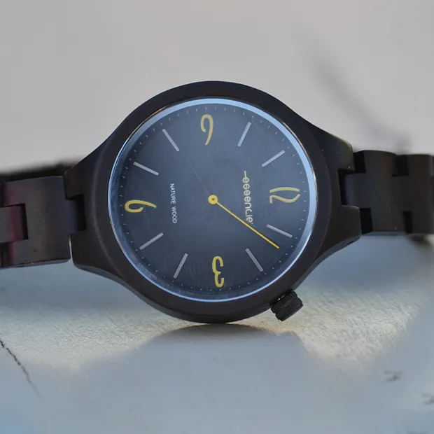 Montre en bois d'ébène Aretha sur fond blanc, mettant en évidence son design élégant et minimaliste.