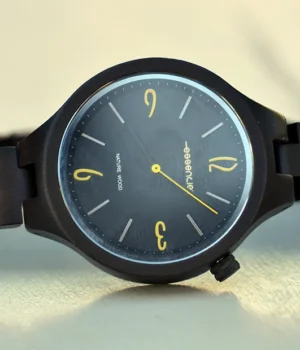 Bracelet réglable en bois d'ébène de la montre Aretha, illustrant la qualité artisanale et la finition soignée.