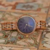 Gros plan sur la montre pour femme Katia en bois d'érable, mettant en valeur son cadran élégant et ses chiffres romains violets.