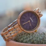 La montre Katia, soigneusement placée dans un coffret en bois naturel, prêt pour une livraison premium.